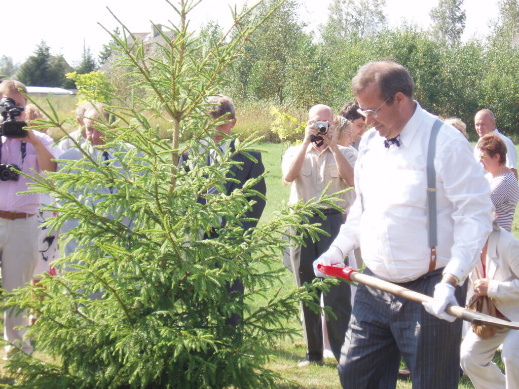 Former President Toomas Hendrik Ilves in the village of Kasepää during his first term, planting one of the "harilik kuusk" (Norway spruce) trees from Madis' nursery. This is one of the most common forest trees in Estonia.