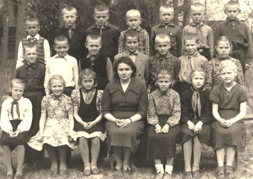 Leevi kooli 1957. aasta 1. klassi õpilaste ühispilt (lk 228).