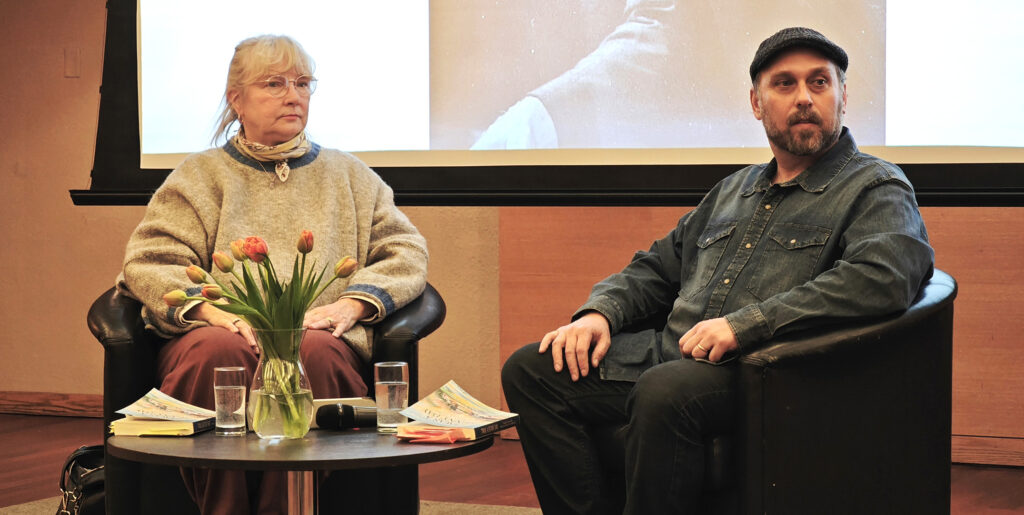 Rebecca Roosman Mackay ja Nate Smelle raamatuesitlusel Tartu College’is. Foto: Paul Kiilaspea