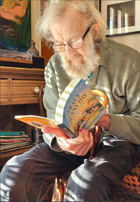 Arne Roosman uue raamatuga. Foto: Dreamshare’i Instagrami kontolt