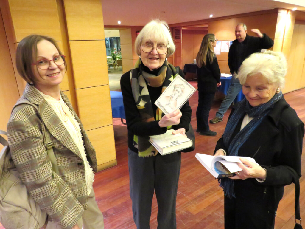 VEMU peaarhivaar Piret Noorhani, Roosmanide perekonna kauaaegne sõber Maie Ilves ja Inge (Kõhelik) Lane Arne kooliõde Saksamaal. Foto: Jaak Järve