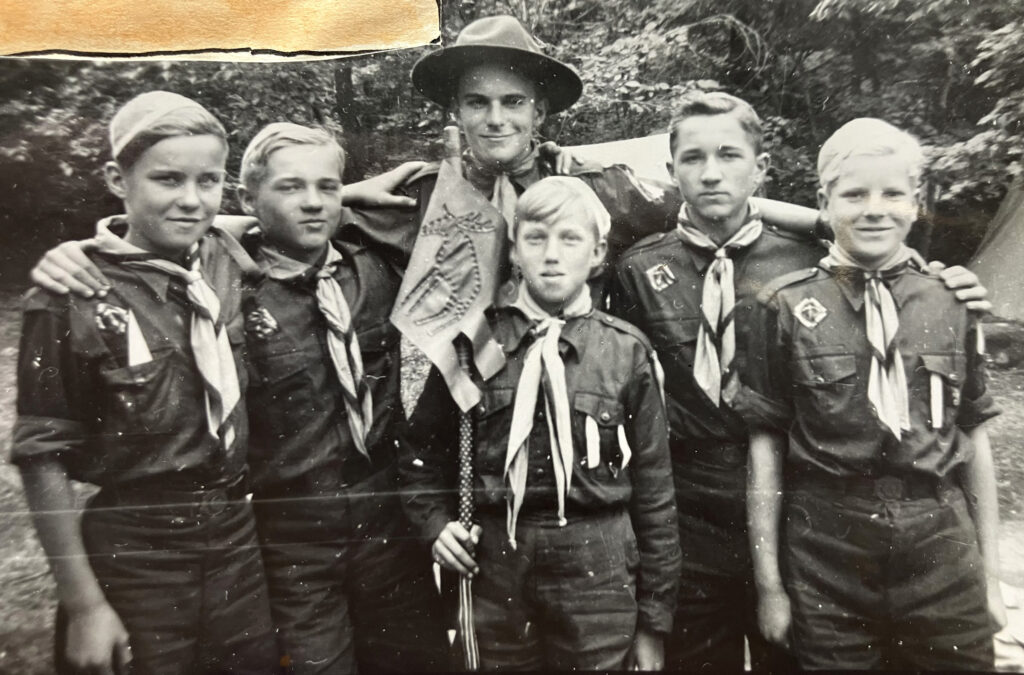 Varbola linnuse põdra salk, üksikskaudid Peet Parrest, Jaak Vanker, Keto Soosaar, Lennart Toppi, Peeter Vanker ja Enn Glaaser Kotkajärvel Tungalnoole laagris suvel 1954. ,,Pildilt puudub üksikhundu Kalmar Vahtras, kes lahkus laagrist päev varem.“