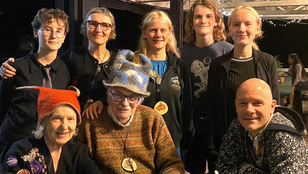 Keto Soosaare ja Anu Jõe pereliikmed Kotkajärve Metsaülikoolis 2023. aasta augustis. Ees: Anu Jõe, Keto Soosaar ja tema poeg Alvar. Taga vas. Tuule Sillak, tema ema Riina Kindlam, Alvari lapsed Roori (Aurora) Soosaar, kes vanaisa Ketot läinud jõulutel küsitles, Sass Soosaar ning Suvi Mari Sillak.