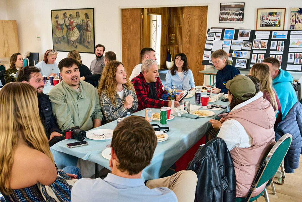 Meie Kodu saalis istuti ühistes laudades nii uute kui ammuste sõpradega. Foto: Mark Evans