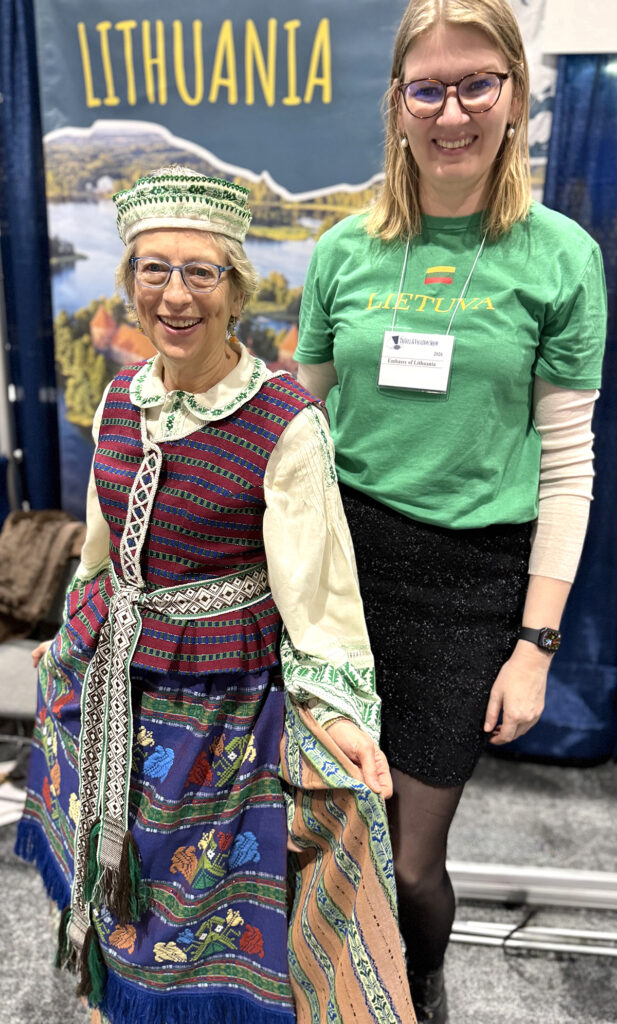 Ottawa leedulanna Joanna Silkauskas kaunites rahvariietes ja Ingrida Darasaite, Leedu Vabariigi Suursaatkonna nõunik 12. aprillil Ottawa Roger’s Centre’is Leedut tutvustamas. Foto: © Ülle Baum