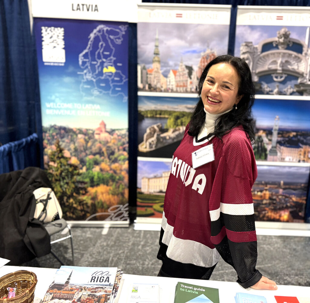 Läti Suursaatkonna nõunik Stella Ankrava 29. Ottawa Vacation and Tourism Show'l tutvustamas reisimisvõimalusi Lätti. Foto: © Ülle Baum