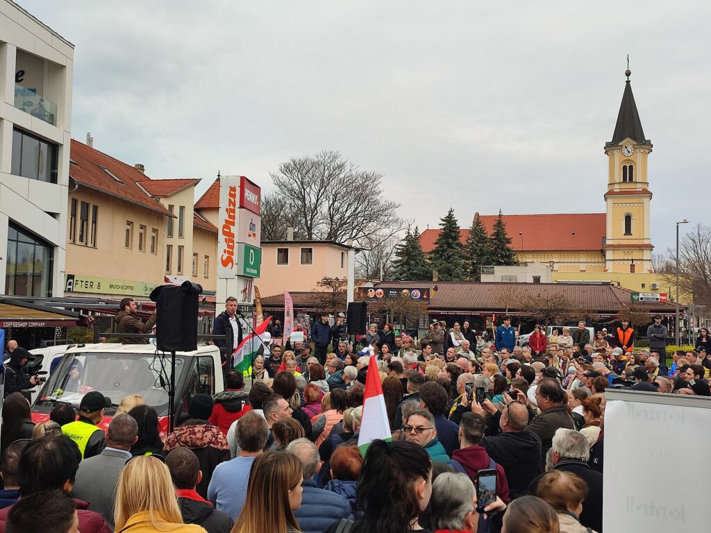 Magyar kampaaniat Siófoki miitingul 2025. aastal (allikas: SNRTZ, CC BY-SA 4.0)