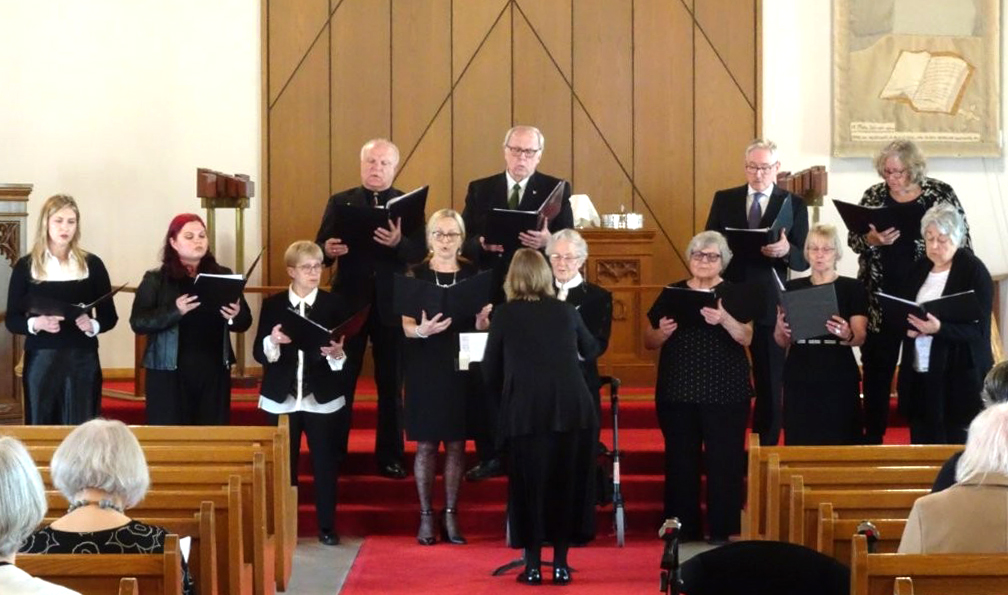 Vana-Andrese koguduse koor Liina Purje-Lepiku juhatusel.
