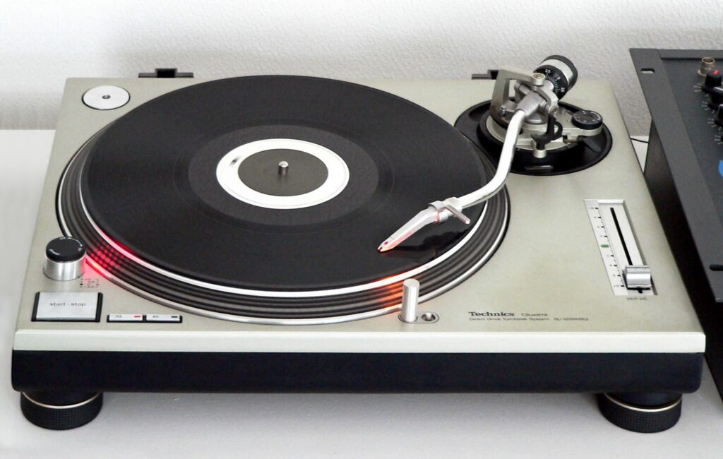 The Technics_SL-1200MK2-2 turntable (source: 32bitmaschine, CC BY-SA 2.5)