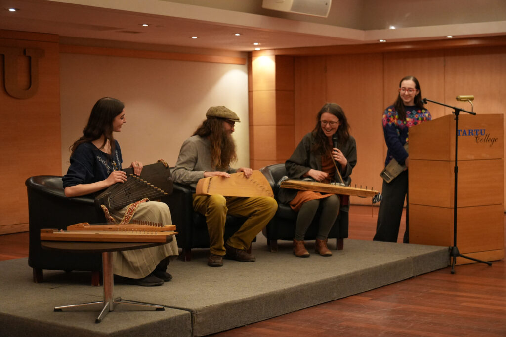 Katariina (on the right) and guest presenters at KENA's psaltery event, photo by Ruudi Productions