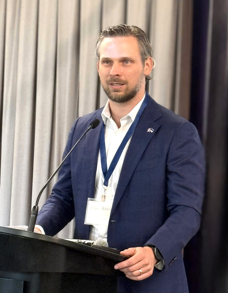 Canada-Europe Connects seminari ajal teatas Eesti suursaadik Margus Rava, et sel üritusel pandi ka paika Estonian Canadian Business Chamber (ECBC). Lühikese sõnavõtuga organisatsiooni poolt esines Alex Rand. Foto: © Ülle Baum