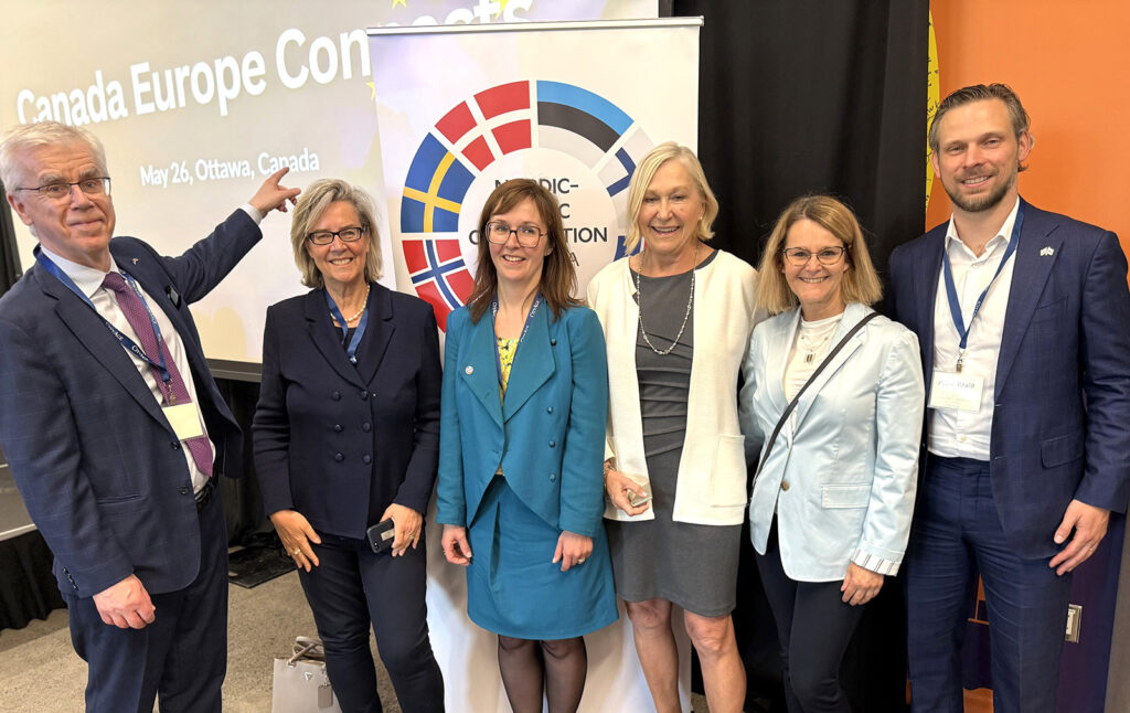 Ottawas 26. mail toimunud Canada-Europe Connects seminaril oli kohal enam kui 100 osavõtjat. Fotol vasakult: Eesti Vabariigi suursaadik Kanadas Margus Rava, Eesti aukonsul Vancouveris Evaleen Jaager Roy, Eesti Suursaatkonna majandusnõunik Liina Tomlinson, Mustel Group asutaja ja president Evi Mustel, Kristen Sardelis, Invest Ottawa Senior Manager Foreign Direct Investment, Alex Rand, Global Expansion ja Estonian Canadian Business Chamber’i direktor pärast seminari korraldatud pidulikul vastuvõtul. Foto: © Ülle Baum