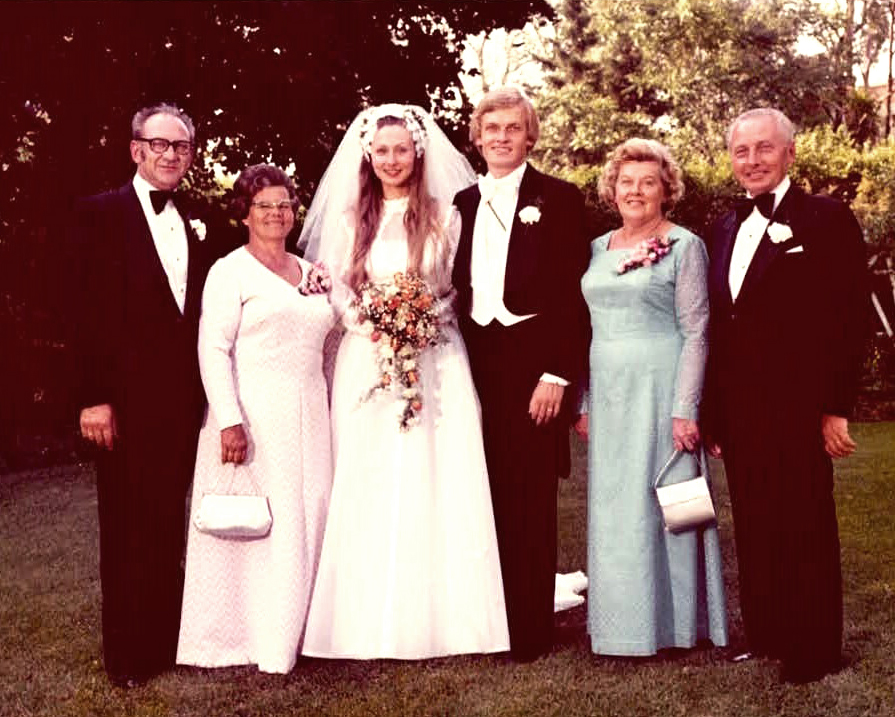 Elle ja Mardi pulmad 14. juunil 1975. Meinhard ja Hedvig Jääger vasakul, Aino ja Heino Rosenberg paremal.