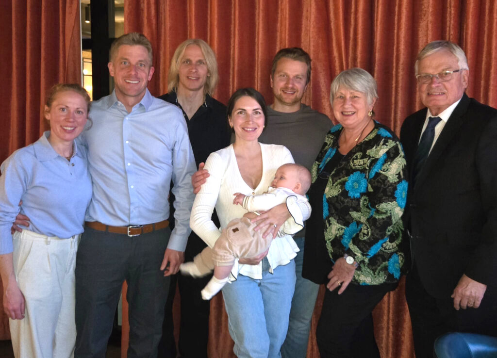 Hiljutine perepilt. Vas. Claire, Priit, Taavo, Aliya ja Mia, Markus, Elle, Mart.