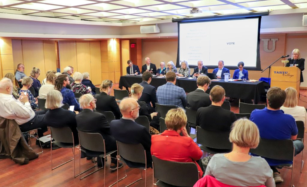 ESK president Eva Varangu juhib hääletamist. Foto- Tory Hutchings