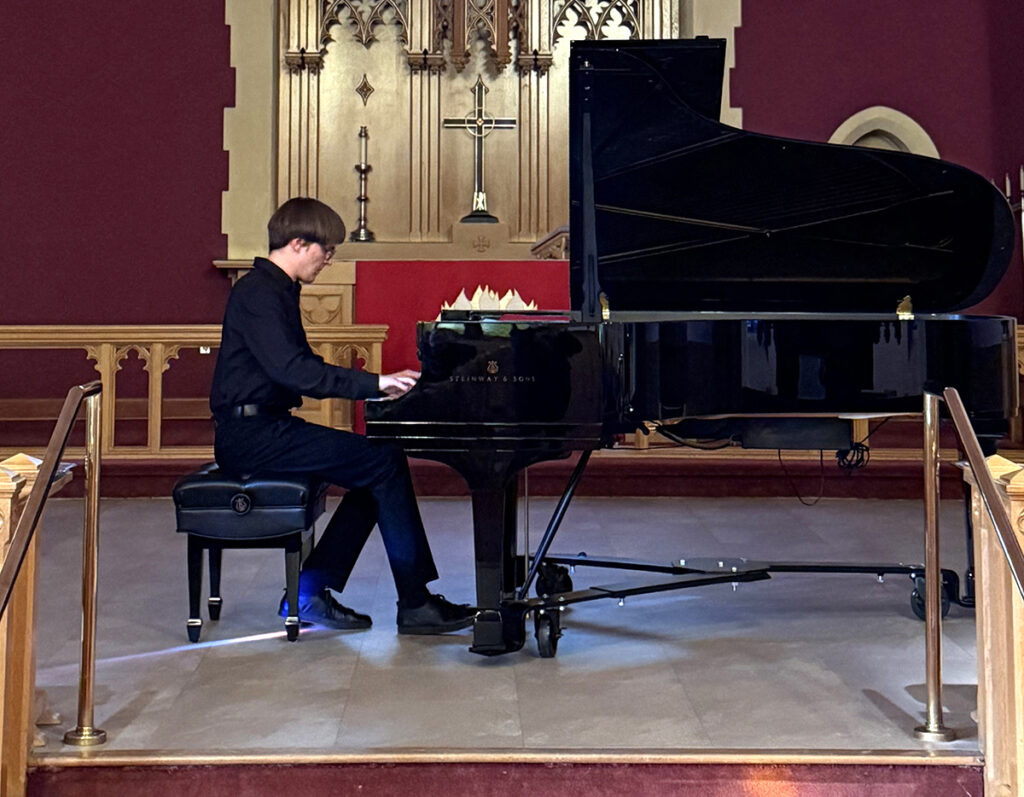 Ukraina-Eesti 17-aastane talendikas pianist Havryil Sydoryk esinemas Ottawas 25. St. Peter's Lutheran kirikus. Foto: ©Ülle Baum