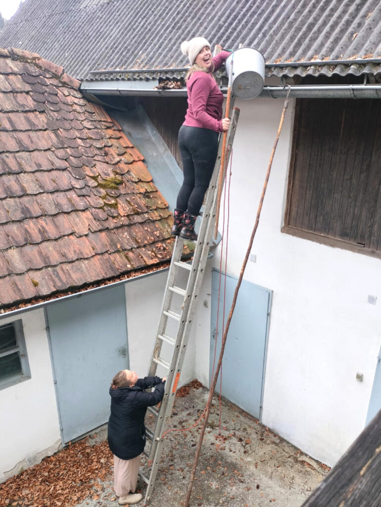 Maja korrastamas koos Soome sõbrannadega, kes samuti lauljad riigiooperis.