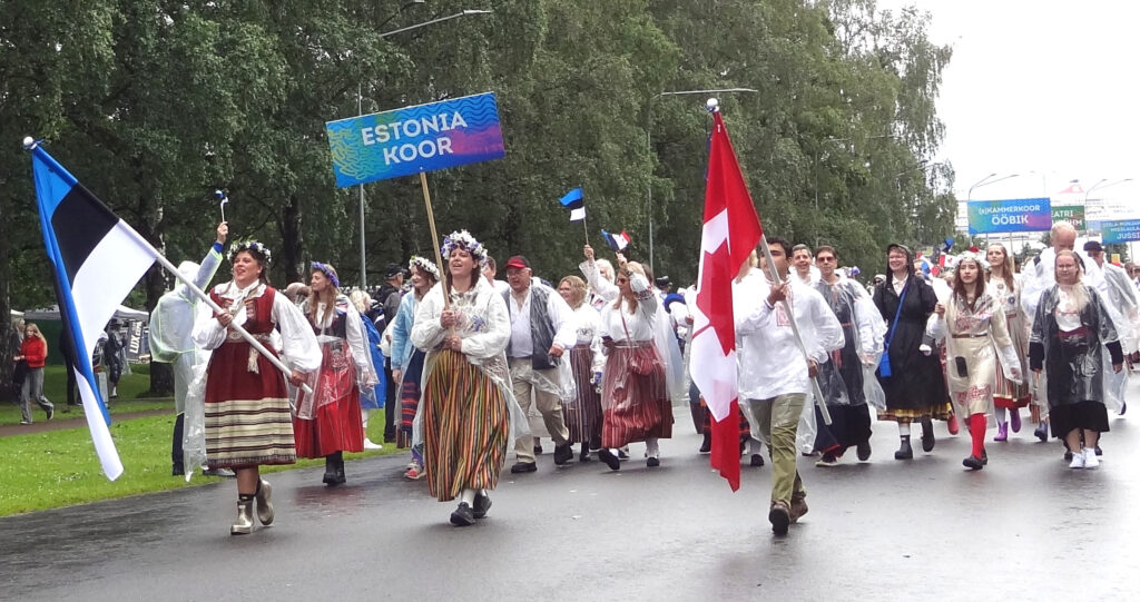 Kristina Estonia Kooriga 2025.a laulupeol kandmas Eesti lippu. Foto: Kai Kiilaspea