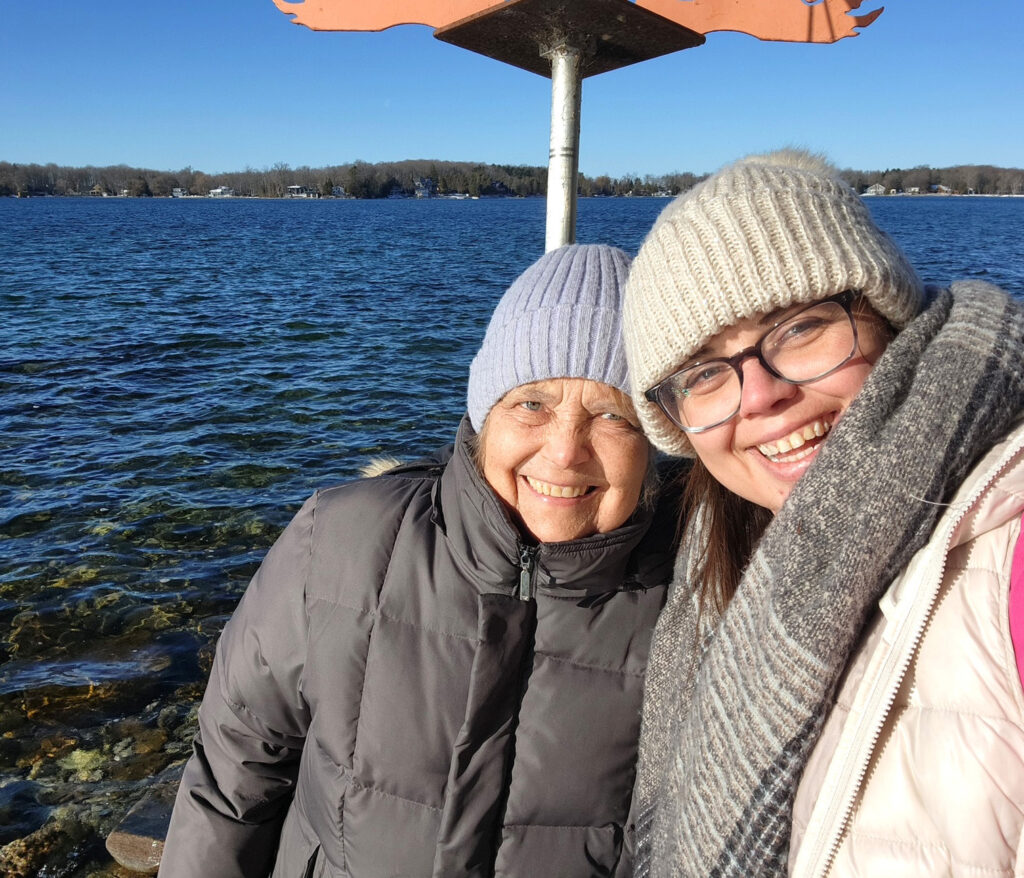Kristina oma ema Annega Simcoe järvel, vana suvila juures.