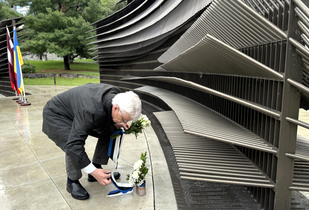 Eesti suursaadik Margus Rava asetas lilled Ottawas 14. juunil kommunismiohvrite mälestusmärgi juurde Eesti Vabariigi saatkonna nimel ja ka eraldi lillekimbu oma pereliikmete poolt. Foto: © Ülle Baum