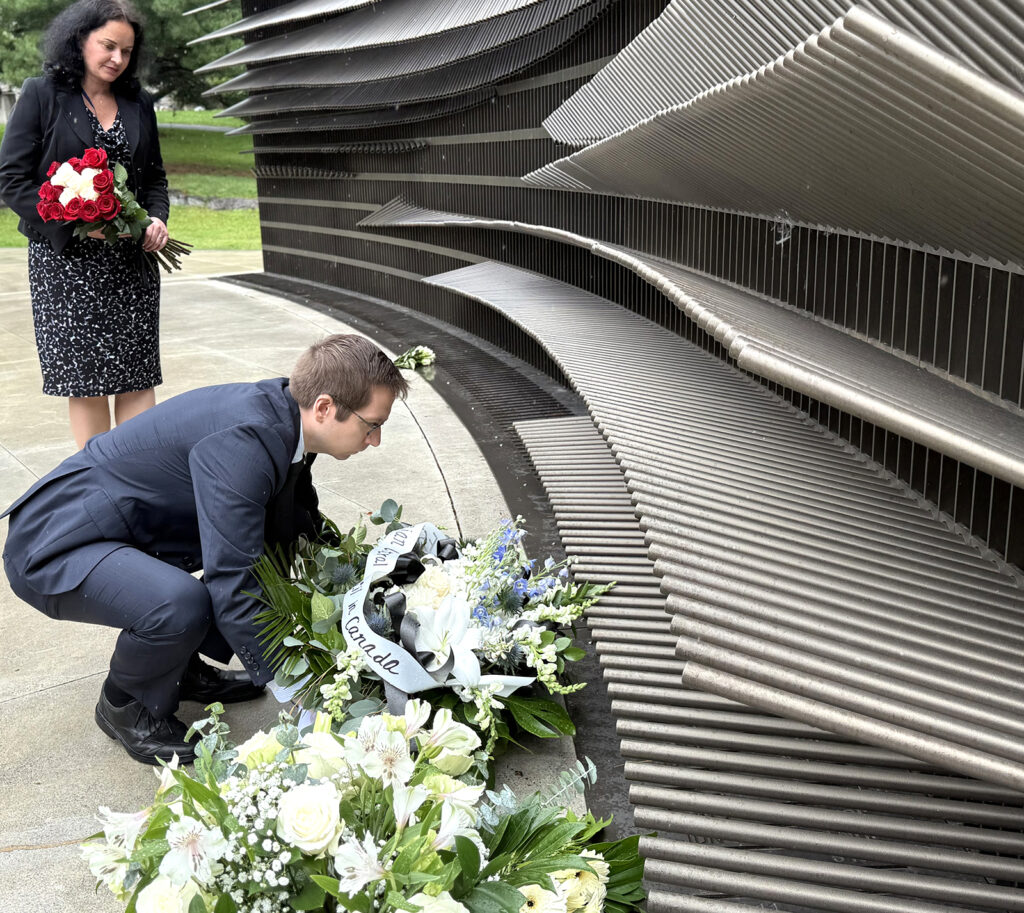 Ottawa Eesti Seltsi ja Eestlaste Kesknõukogu Kanadas esindaja Paul Läänemets asetas pärja Ottawas 14. juunil kommunismiohvrite mälestusmärgi juurde. Foto: © Ülle Baum