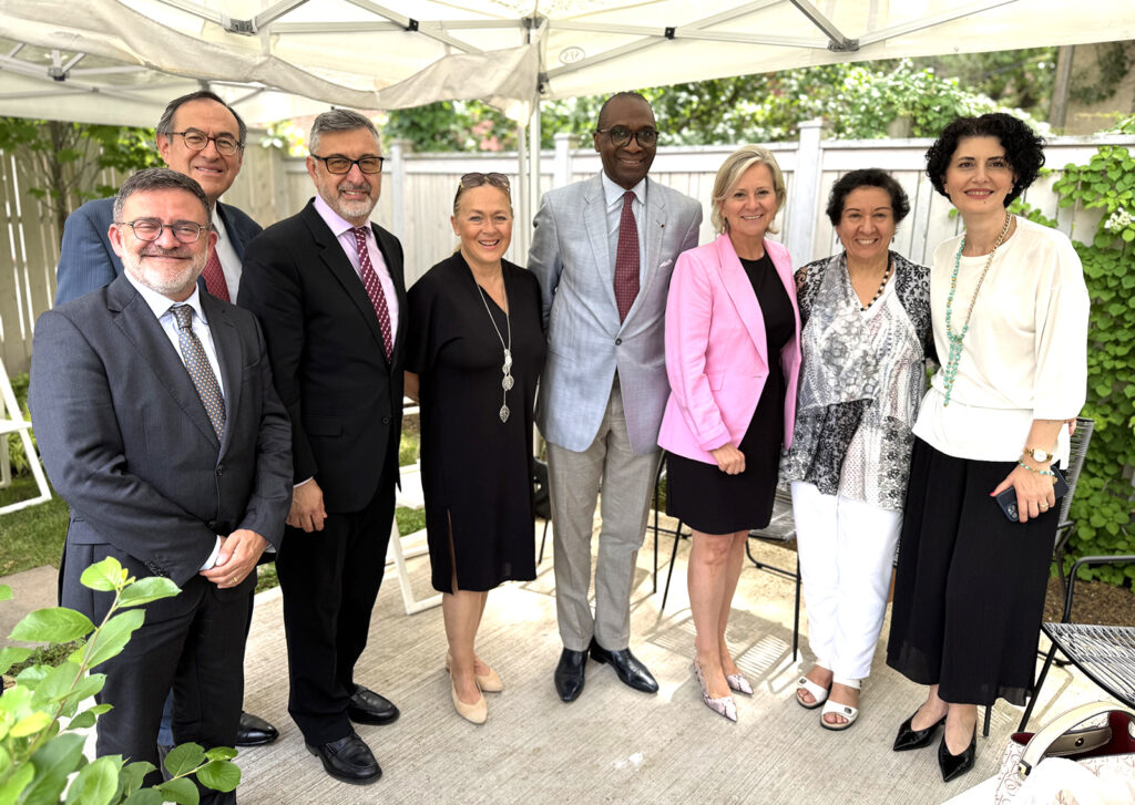 Eesti suursaatkonda Ottawas 12. juunil Võidupüha ja jaanipäeva tähistamisele tuli palju suursaadikuid ja diplomaate. Fotol vasakult: Malta suursaadik Mark Anthony Pace, Colombia suursaadik Carlos A. Morales, Horvaatia suursaadik Vice Skracic, Slovakkia suursaadik Viera Grigova, Kongo suursaadik Appolinaire Aya, Euroopa Liidu suursaadik Geneviève Tuts, Maroko suursaadik ja Dean of Diplomatic Corps in Canada Souriya Otmani ning Armeenia suursaadik Anahit Harutyunyan. Foto: ©Ülle Baum