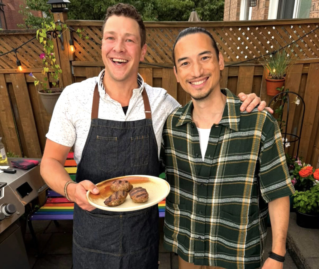 Chef Paul Lillakas ja Breakfast Television’i host Carlos live-teleprogrammis 28. juulil, mis oli ka Pauli sünnipäev.