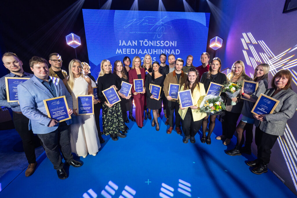 05.02.2026 Tallinn. Tõnissoni meediaauhindade autasustamise gala. Vasakult: Henn Uuetoa, Rene Henri Rand, Indrek Simm, Mailiis Ollino, Kristi Kaljumägi, Annika Auväärt. Sofia Soldatenko, Liina Laks, Elo Mõttus-Leppik, Ulla Länts, Natalja Zjuzkova, Martin Pedaja, Erkki Sillandi, Indrek Ojamets, Katrin Lust, Loora-Elisabet Lomp, Uku Adrian Ilves, Ketlin Kruse, Olga Lebedeva, Diana Kharlamova, Ene Nagelmaa. Foto: Martin Pedaja / Postimees
