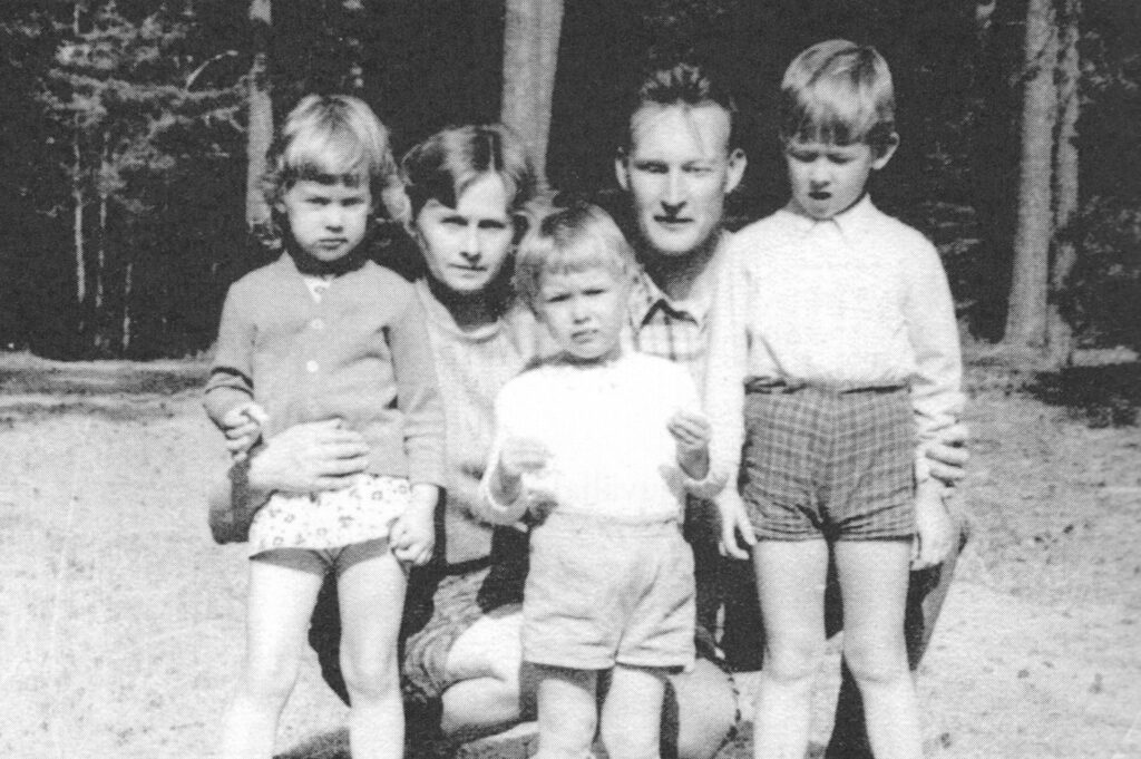 Pärnumaal 1974. Vasakult Reet, Helle, Sven, Veljo ja Veikko Kalep.