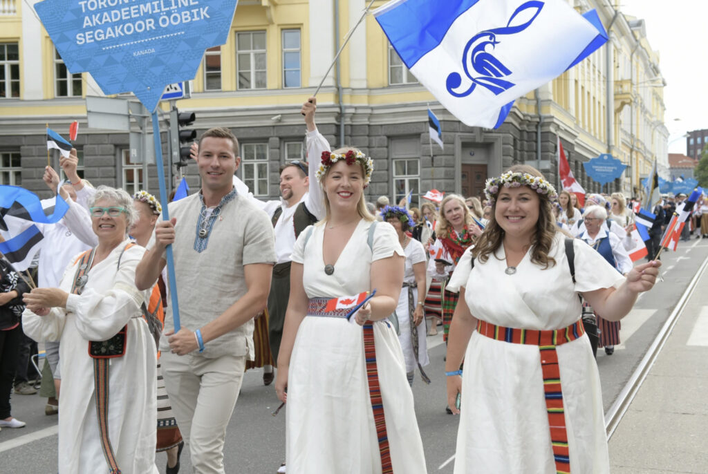 Vas. Rosie Lindau, Toomas Saun, Anneliis Põldre, Alexandra Wilbiks, laulupeo rongkäik 2019.