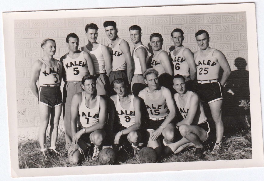 The Kalev basketball team. Top: Tiivel, Pallo, Huuk, Lanno, Niilus, Pantermann, Romjantsev, Ennis. Bottom: Narustrang, Vilder, Holm, Meipalu (photo from the private collection of Mark Narustrang)