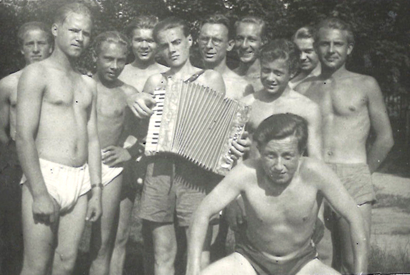 Lennuväepoisid Saksamaal 1947. Riided on viidud värvimisele.