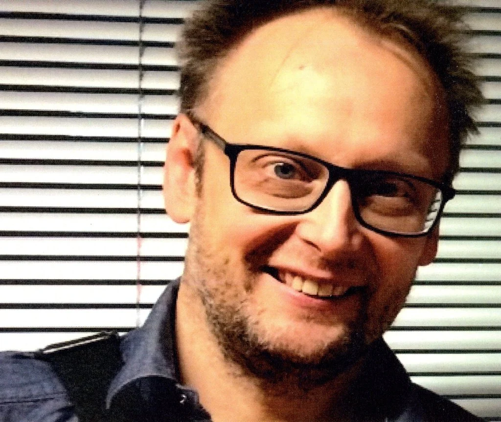 Mart Kangur (pictured here in 2018) attended Jaan Pill’s lectures on the topic of stuttering in Tallinn, Estonia, in 1990. As a high school student at that time, he had decided that as a person who stutters, there was no point in going on to university. After the lectures, however, he decided it was a great idea to continue with his education, after all. He is now a well-established Estonian poet.