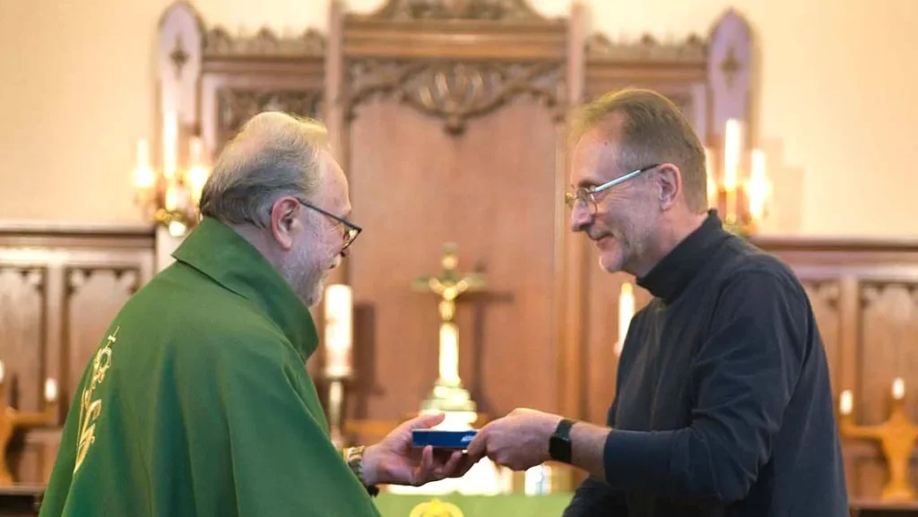 Õp. Mart Salumäe tänab organist Norman Reintamme. Foto: Peeter Põldre